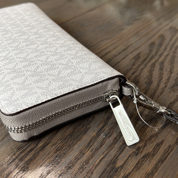 Michael Kors NEW leather jet set large zip around wallet/wristlet - Picture 10 of 10